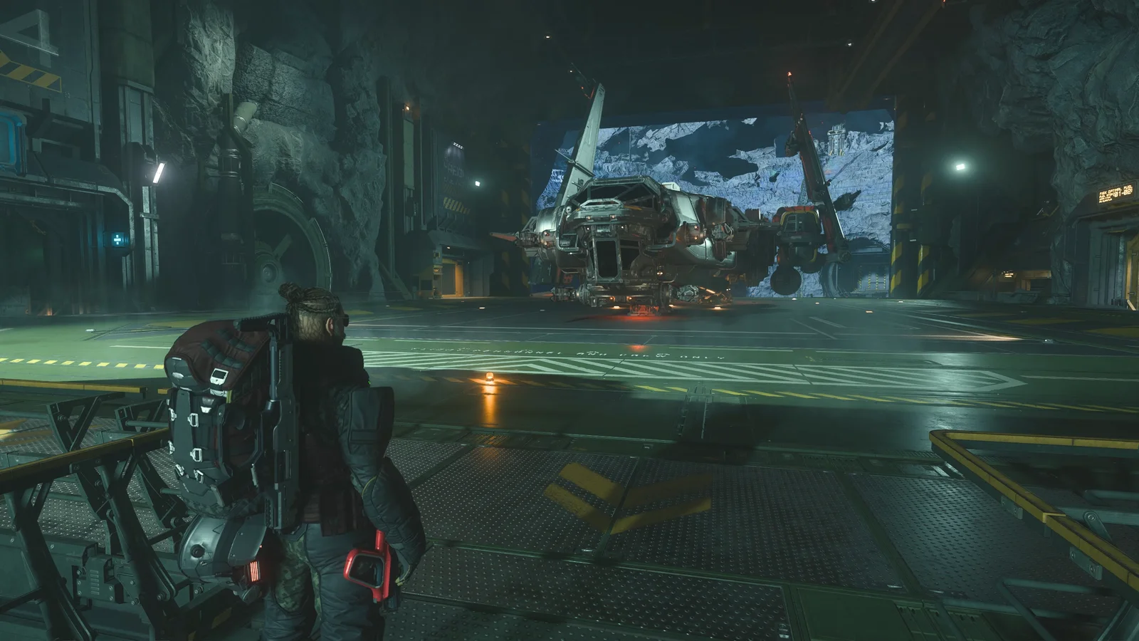 Un Drake Corsair se posant dans un hangar de Levski