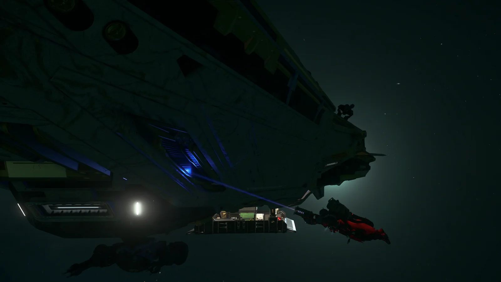 Citoyen de l'espace en EVA réparant un propulseur de manœuvre sur un RSI Perseus avec la peinture Hieron à Nyx, la soute remplie de cargo ouverte